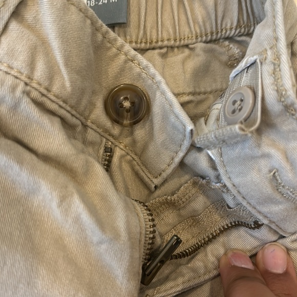 Joe Fresh Long-Sleeve T-Shirt and Old Navy Khakhi Pants in size 18-24M - Picture 8 of 10